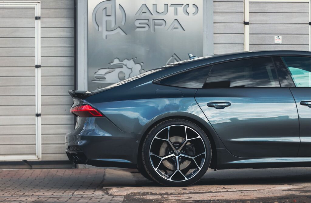Samochód z powłoką ceramiczną przed studiem HQ Auto Spa w Bielsku-Białej